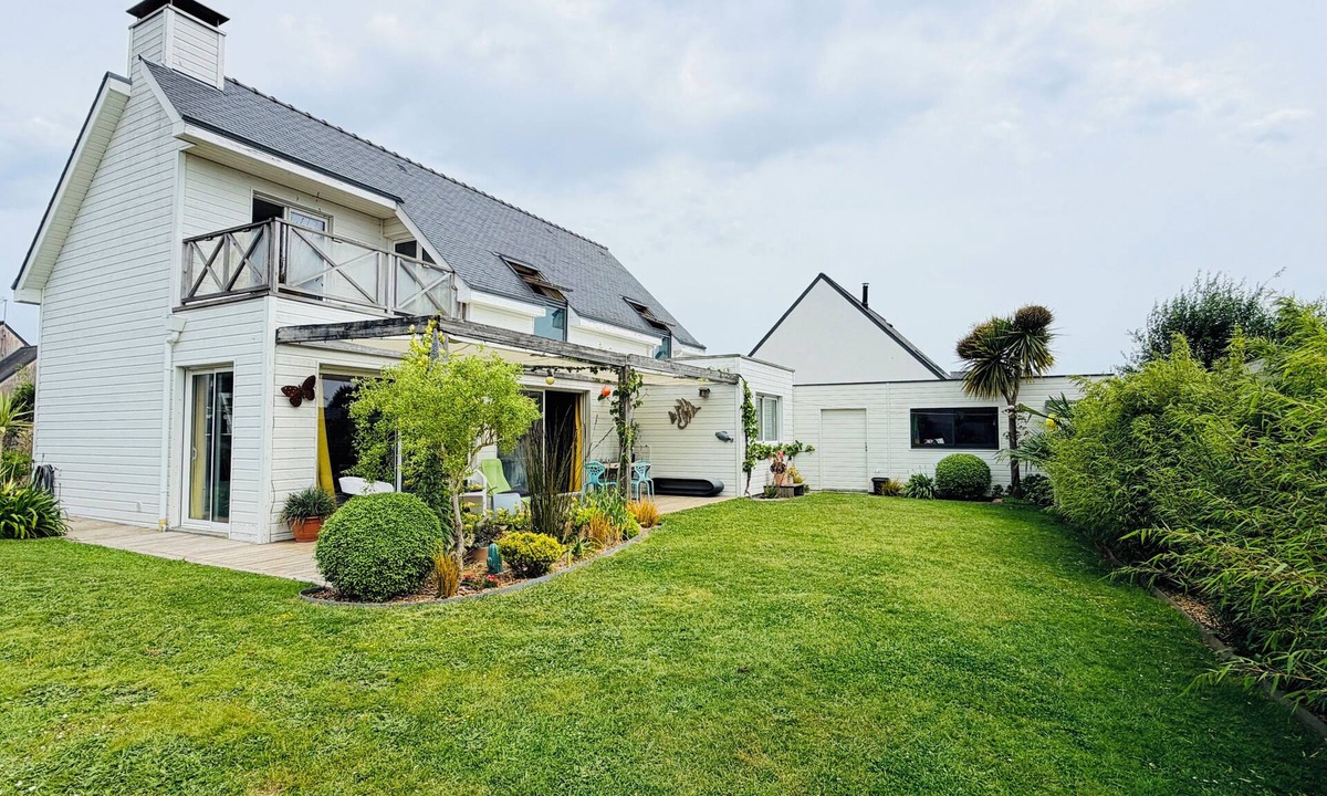 Locmiquelic House | Bright house with garden 200m from the sea