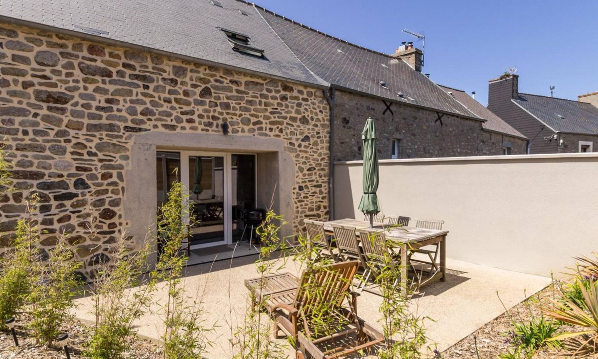 Bretteville Cottage | Bright house with terrace and private garden near the beach