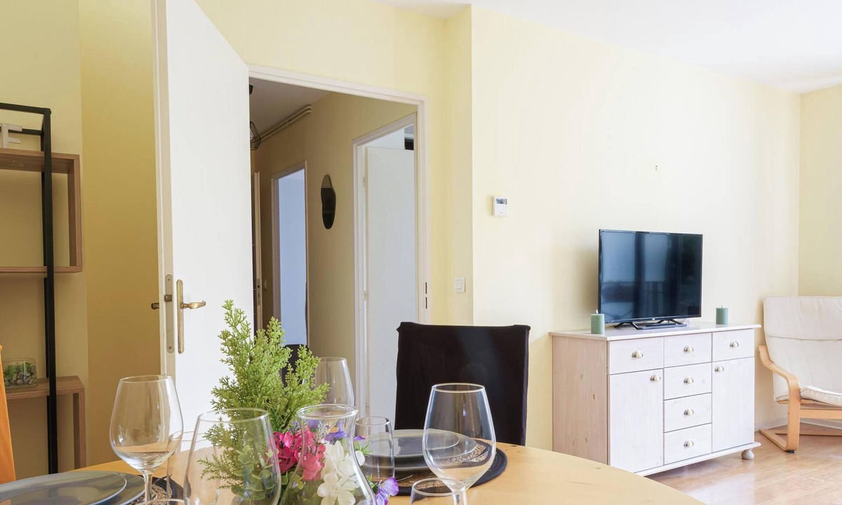 Bussy-Saint-Georges Apartment | Buxengeorgiens Giroust - T2- 10min to DisneyLand
