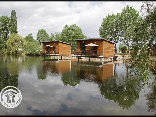 Veauchette House | Cabane insolite sur étang, 2 à 4 pers, animaux admis - FR-1-496-83