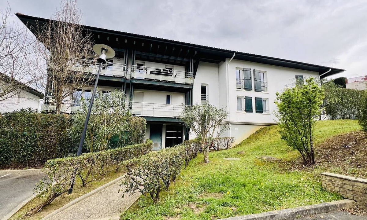 Cambo-les-Bains Apartment | Cambo-les-Bains: 3-room apartment with parking, pet-friendly