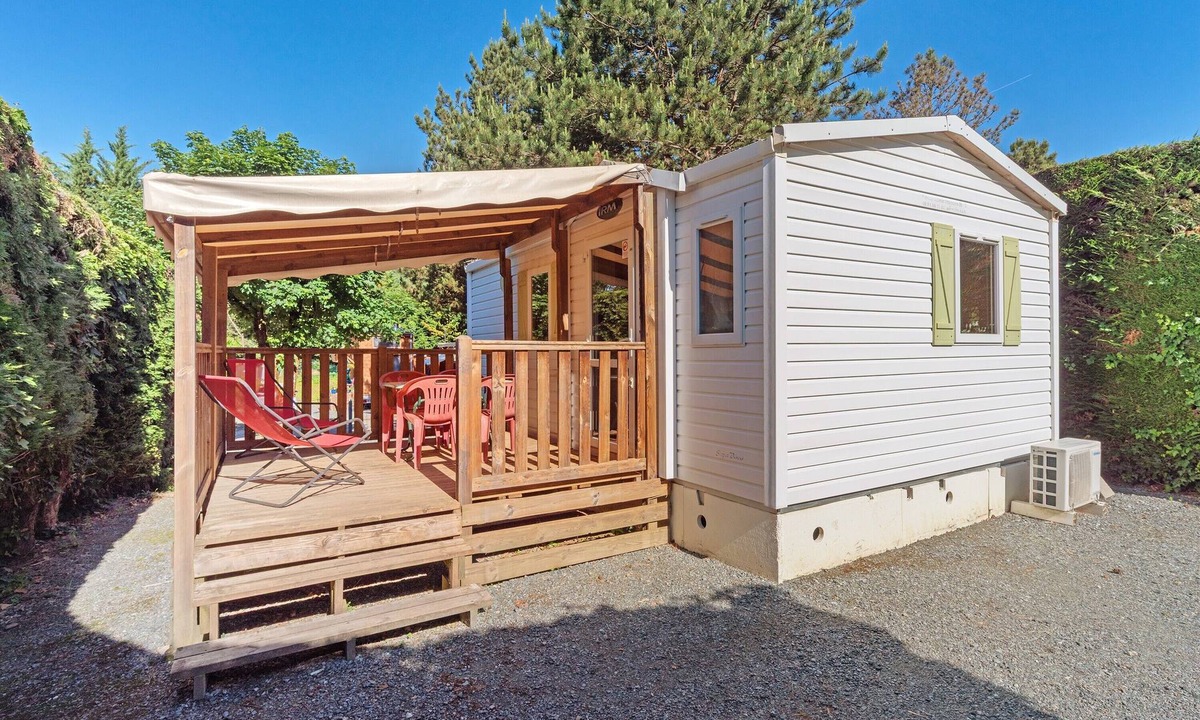 Vaulnaveys-le-Bas RV Rental | Caravan “Mobil Home Venus No. 22” with Shared Pool