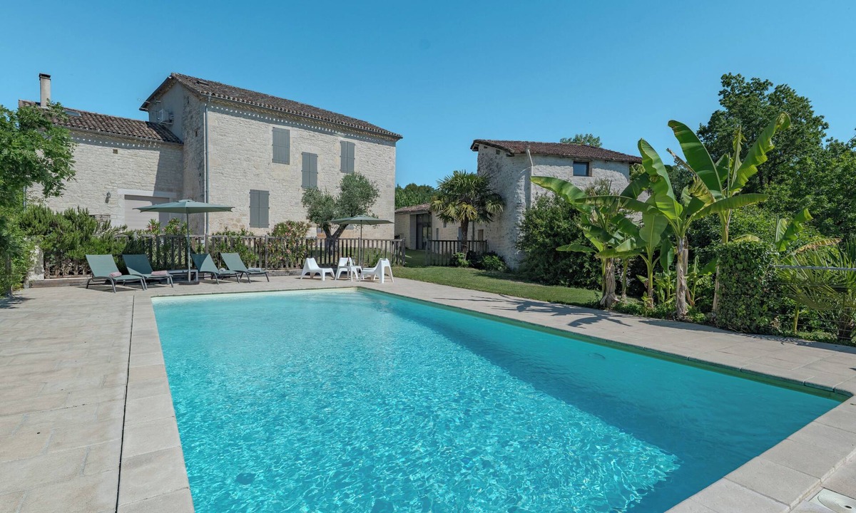 Castelnau-Montratier-Sainte-Alauzie House | Castelneuve is a private home with a luxurious appearance and pool