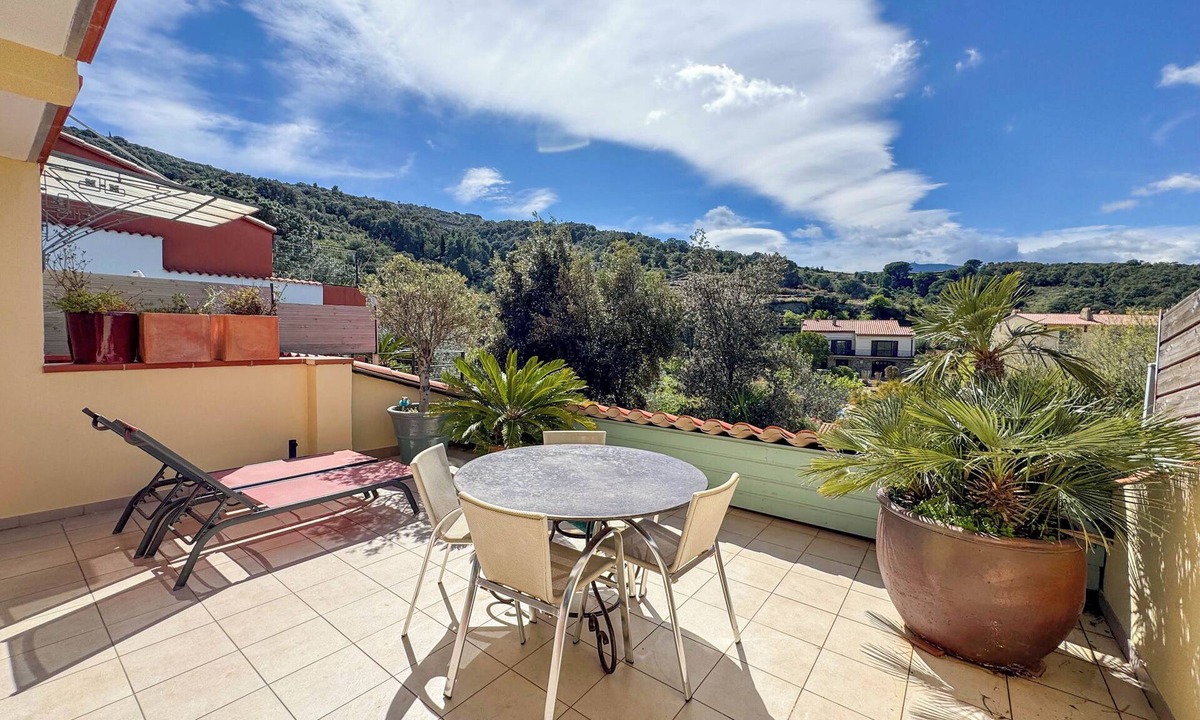 Collioure Apartment | CEZANNE: quiet, beautiful view at 250m from beaches and shops. Wireless.