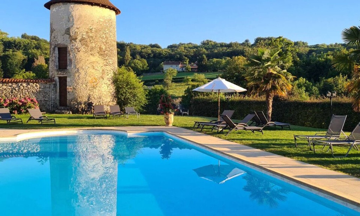 Vignieu Hotel | Château Chapeau Cornu