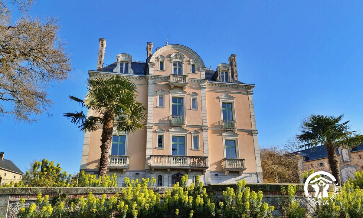 Ahuille Cottage | Château de la Roche 11-12 pers, historical charm, comfort included