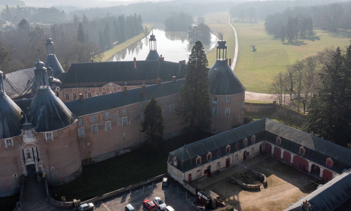 Saint-Fargeau Other | Château de Saint-Fargeau stables