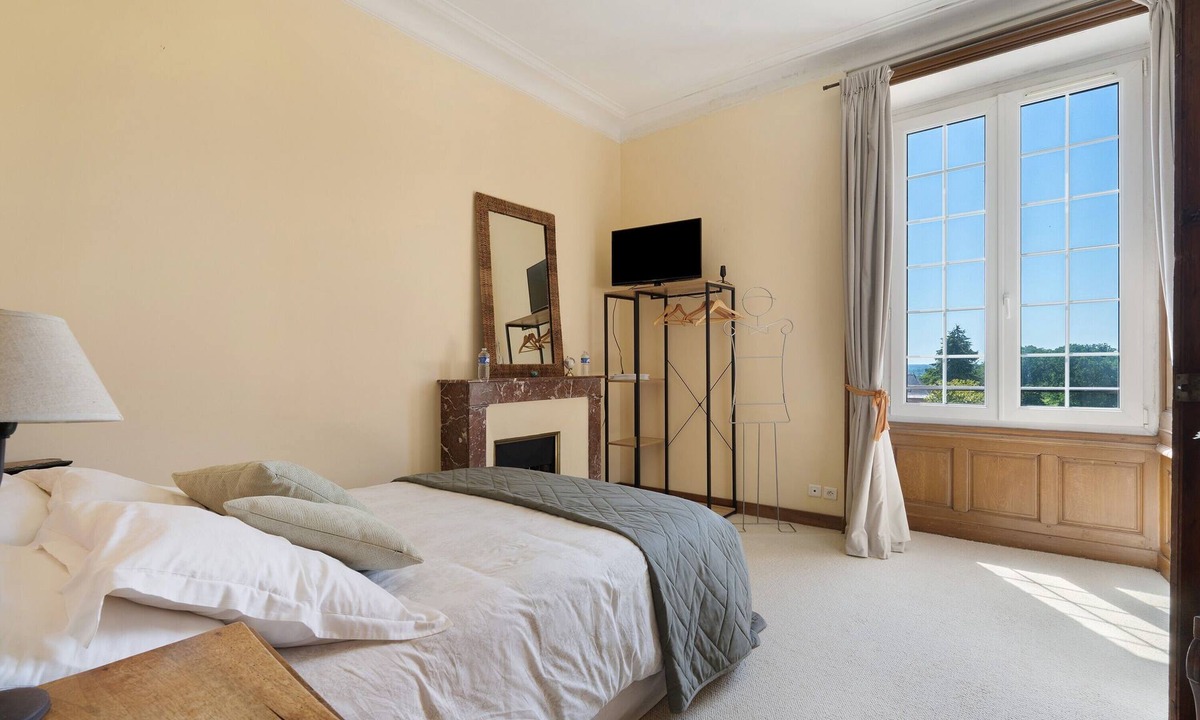 Saint-Mars-du-Desert Bed & Breakfast | Château du Perray – Duchesse Room with Shared Pool