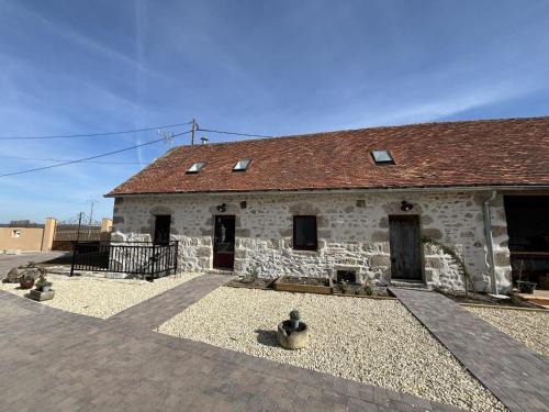 Montaigu-le-Blin House | Chalet à Montaigu-le-Blin avec Spa et Parking - FR-1-489-522