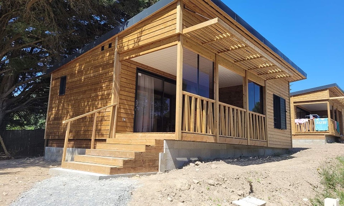 Guerande Ski Chalet | Chalet 2 chambres sur domaine sécurisé avec piscine couverte.