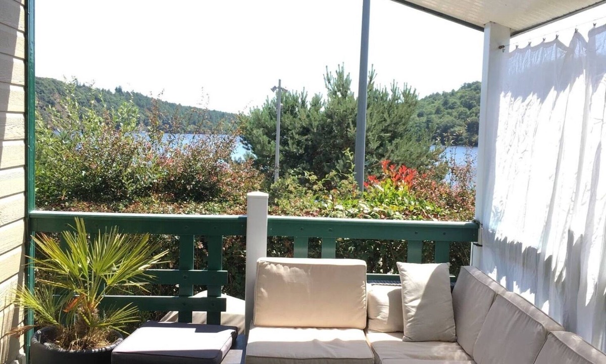 Caurel Ski Chalet | Chalet 'Au Bord Du Lac De Guerlédan' with Lake View, Shared Terrace and Wi-Fi