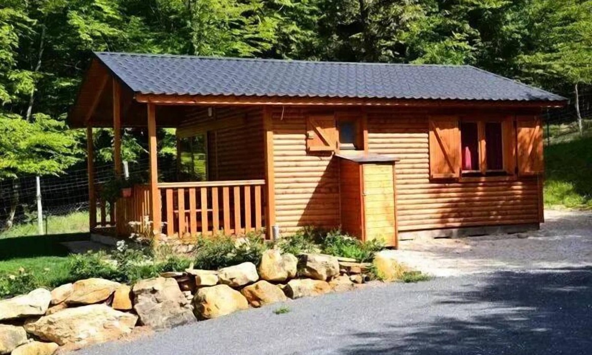 Marcillac-Saint-Quentin Ski Chalet | Chalet: Chalet au naturel sleeps 4