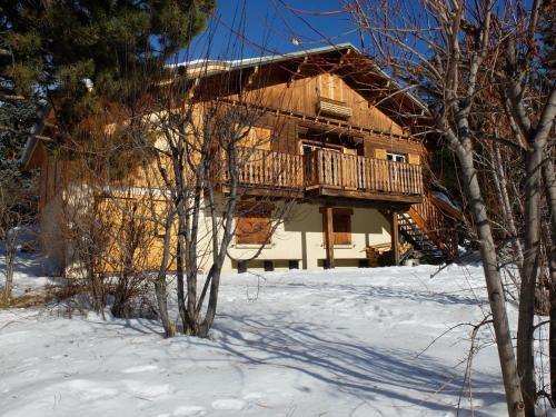 Chantemerle Ski Chalet | Chalet chaleureux à Saint-Chaffrey avec vue montagne et cheminée