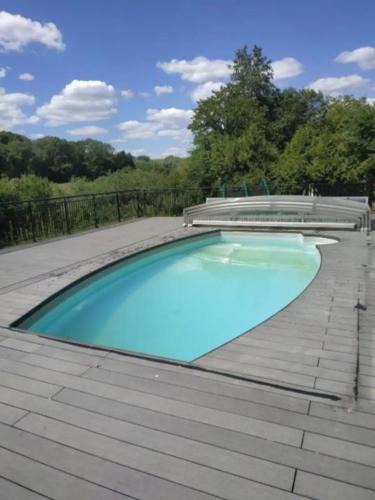 Louatre Apartment | Chalet chaleureux à Louâtre avec piscine partagée