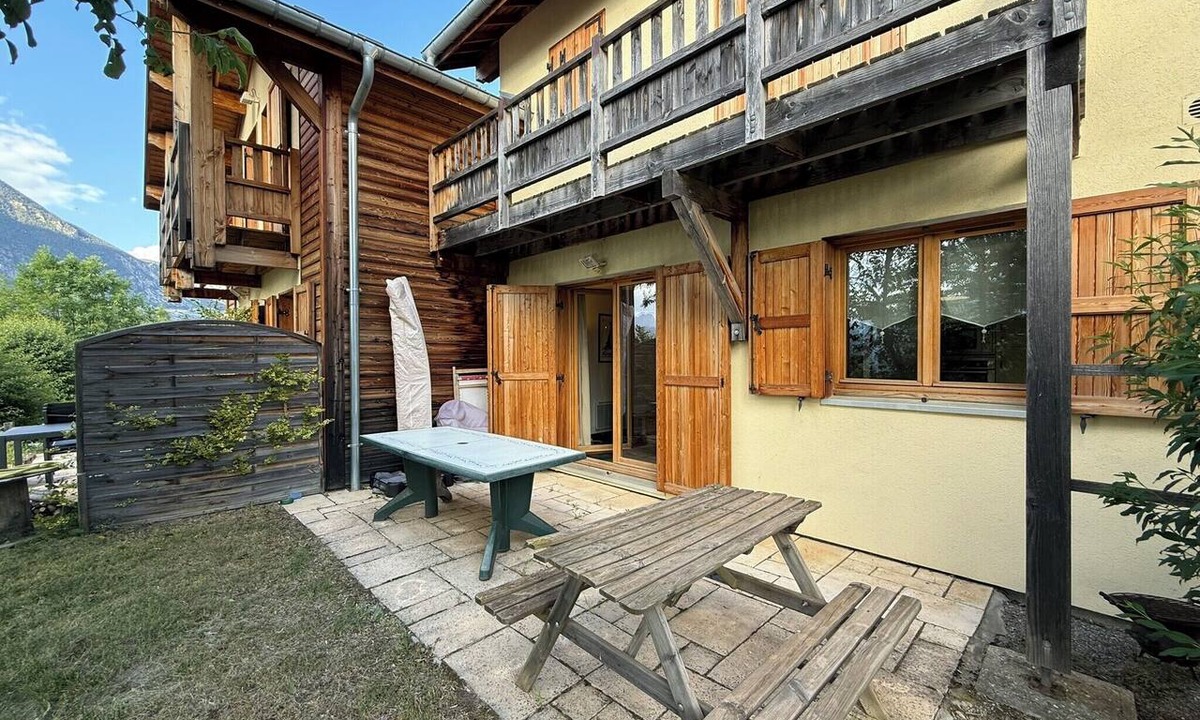 Risoul Ski Chalet | Chalet cosy à Risoul village Terrasse & vue vallée