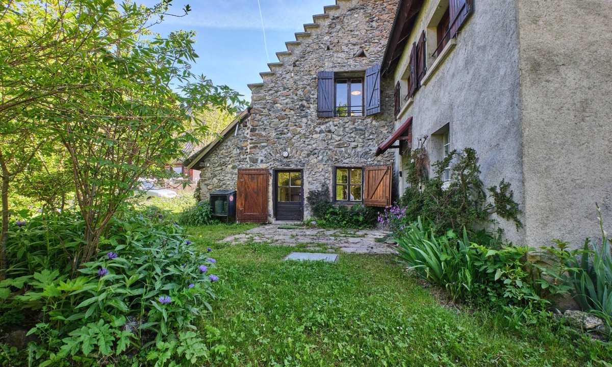 La Morte Ski Chalet | Chalet 'De L'ulmjc De Grenoble' with Mountain View and Private Garden