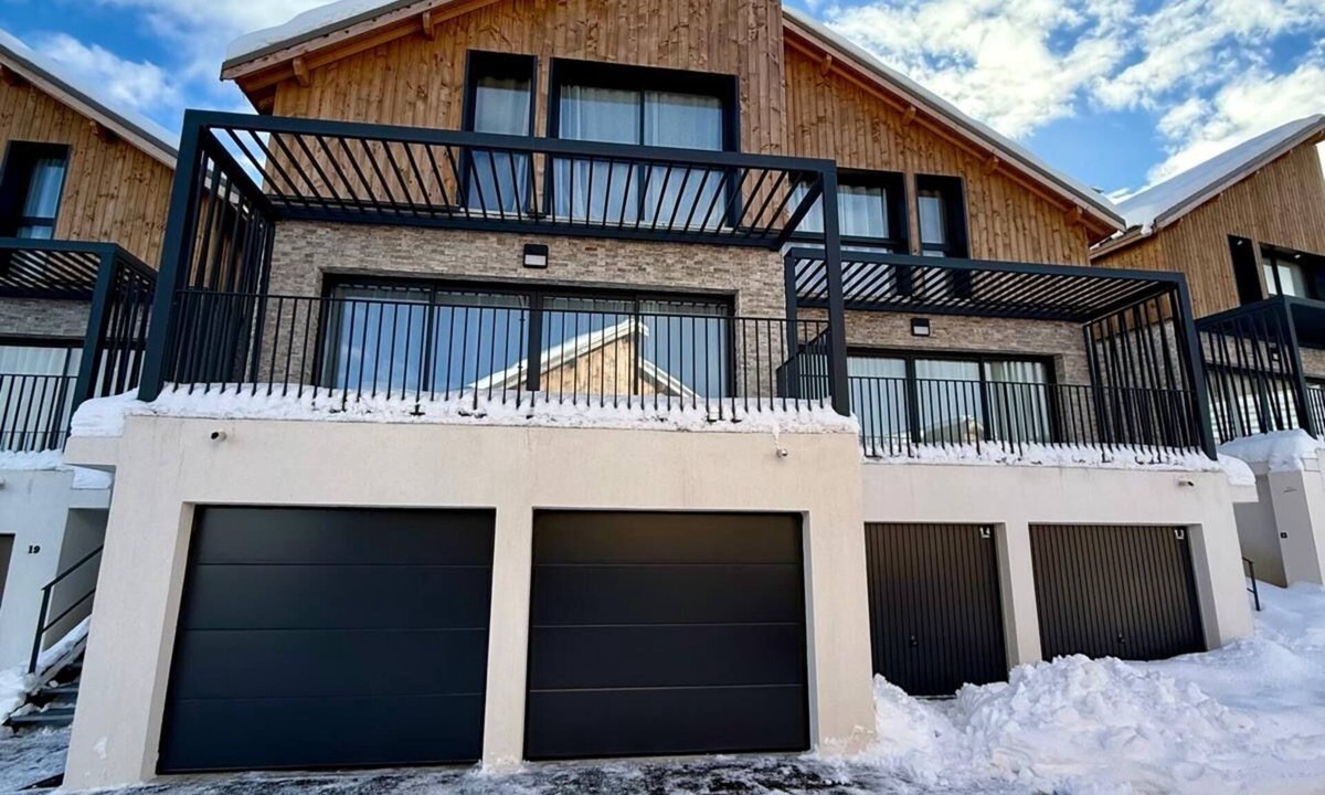 Risoul Ski Chalet | Chalet du Cerf Blanc Risoul 1850 New, bay window on terrace, 200m from the slopes
