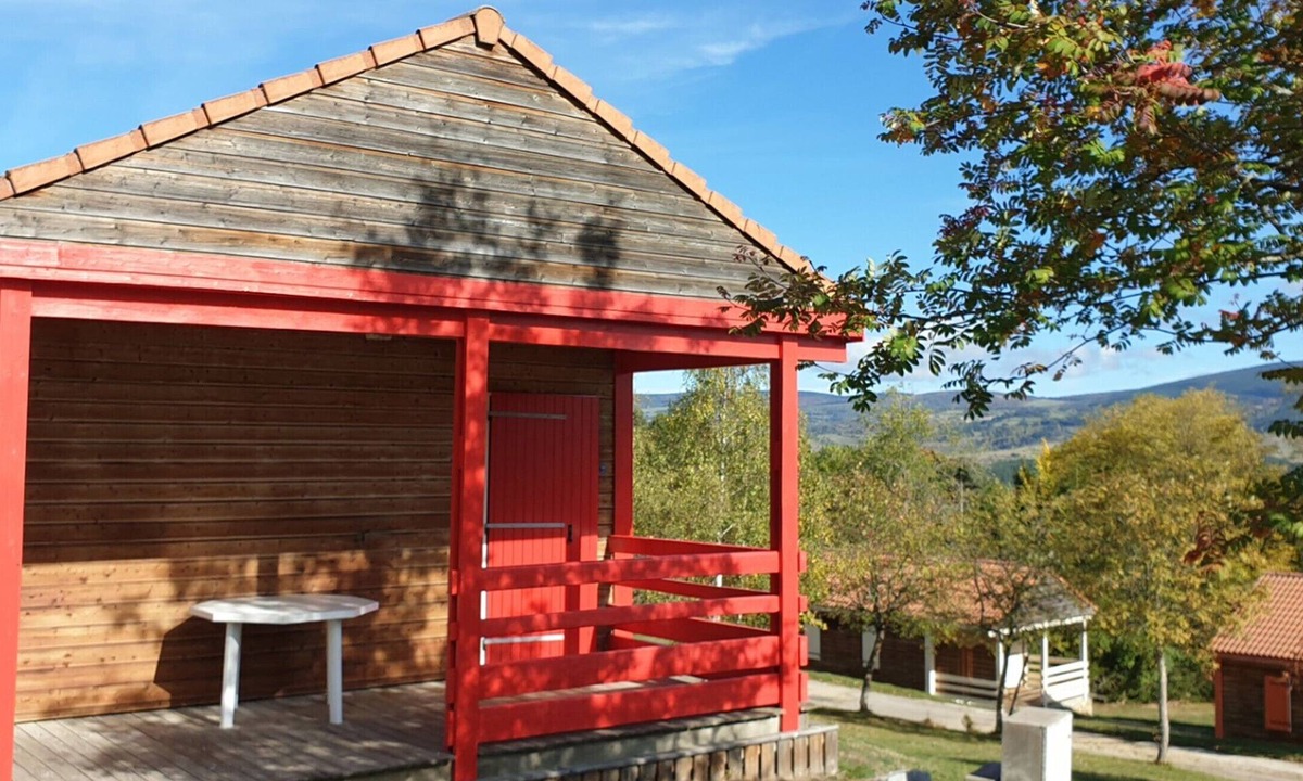 Blavignac Ski Chalet | Chalet 'Hibiscus for 6, Weekend Price' with Mountain View, Shared Pool, and Wi-Fi
