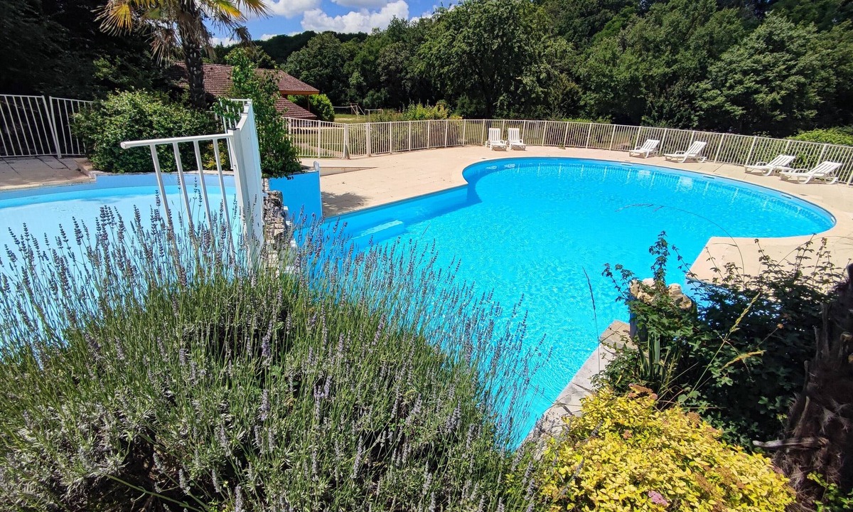 Mauroux House | Chalet 'Le Magalli' with Shared Pool, Private Terrace, and Wi-Fi