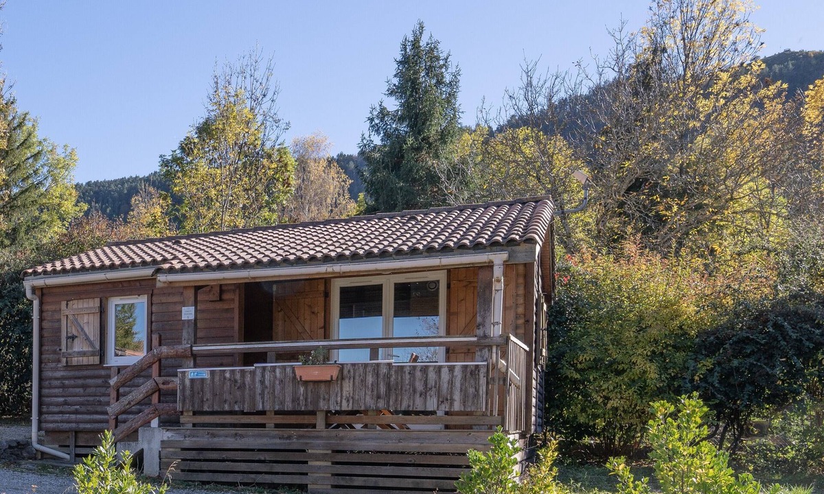 Roquefeuil Ski Chalet | Chalet 'Montana 5 4 Pers' with Mountain View, Shared Pool and Wi-Fi