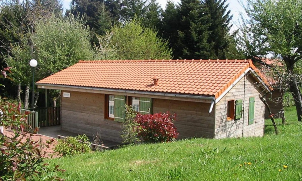 Les Noes Cottage | Chalet with private terrace, pets allowed