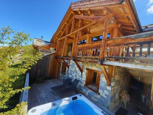 Vars Ski Chalet | Chalet with Ski Slope Views, Jacuzzi & Cinema Room