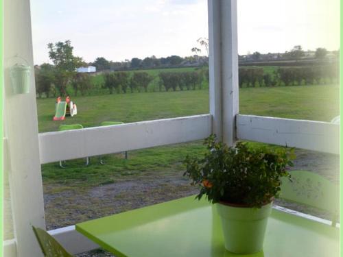 Pierrefitte-sur-Loire House | Chalets au bord de l'eau avec terrasse, animaux admis - FR-1-489-361