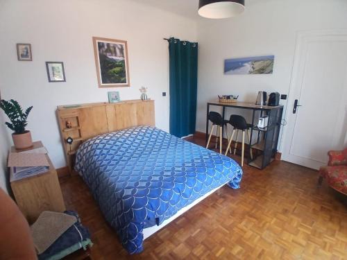 Urrugne House | Chambre avec accès indépendant - WC et salle de bain privés, parking gratuit - vue montagne