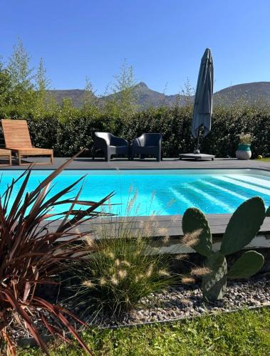 Urrugne Bed & Breakfast | Chambre avec piscine, saison estivale