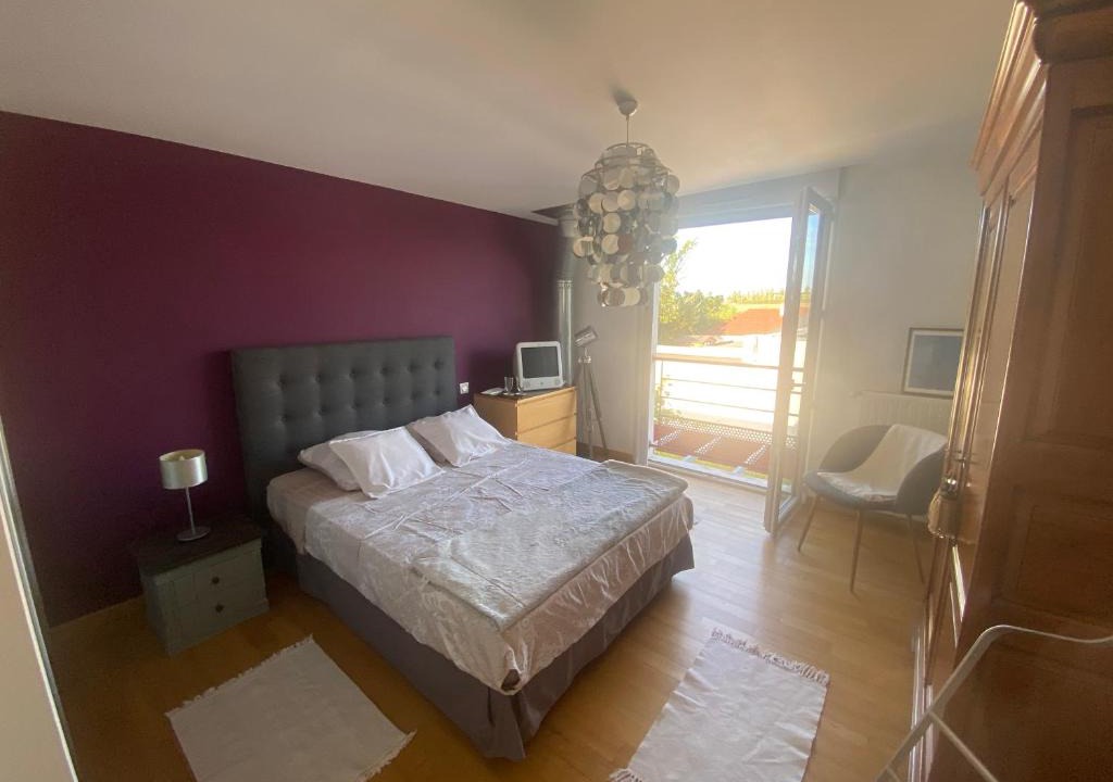 Bourges House | Chambre avec salle de bain privée à l étage dans ma maison
