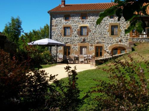 Saint-Privat-d'Allier Bed & Breakfast | Chambre Chez "Tsoussou", Le Clos des Pierres Rouges