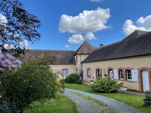 Montreuil-le-Henri Bed & Breakfast | Chambre d'hôtes spacieuse et tranquille avec parking privé - FR-1-410-446