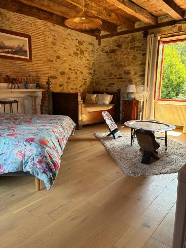 Sarrazac Bed & Breakfast | Chambre d'hôtes Bonheur 3 pers Piscine et Spa