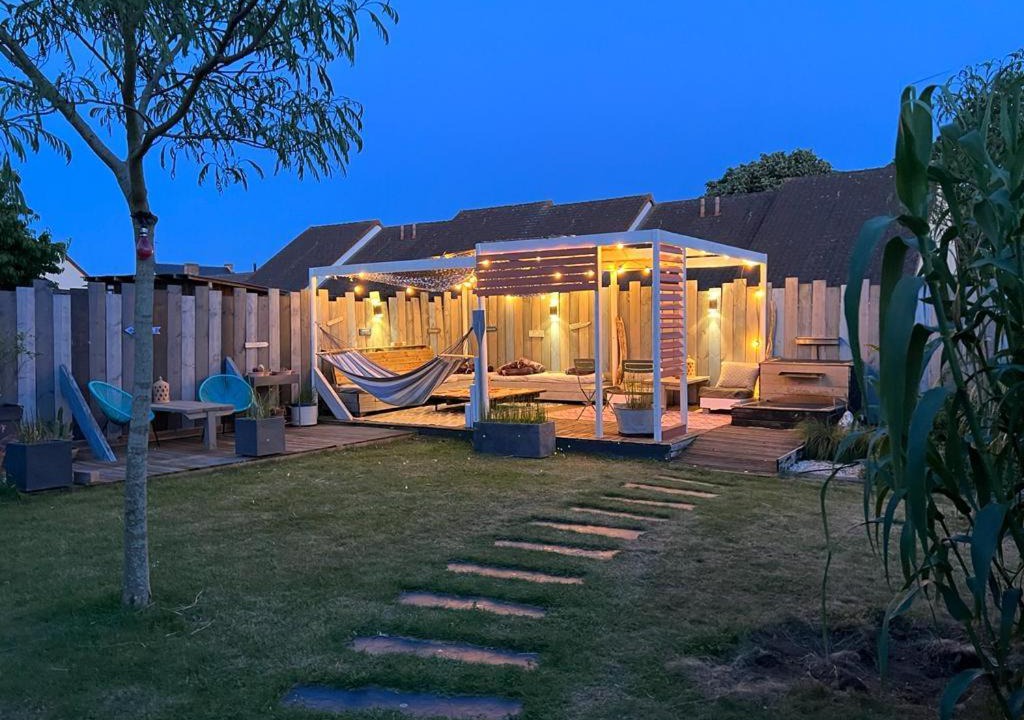 Roeze-sur-Sarthe Bed & Breakfast | Chambre double dans villa avec piscine salle de bains privée