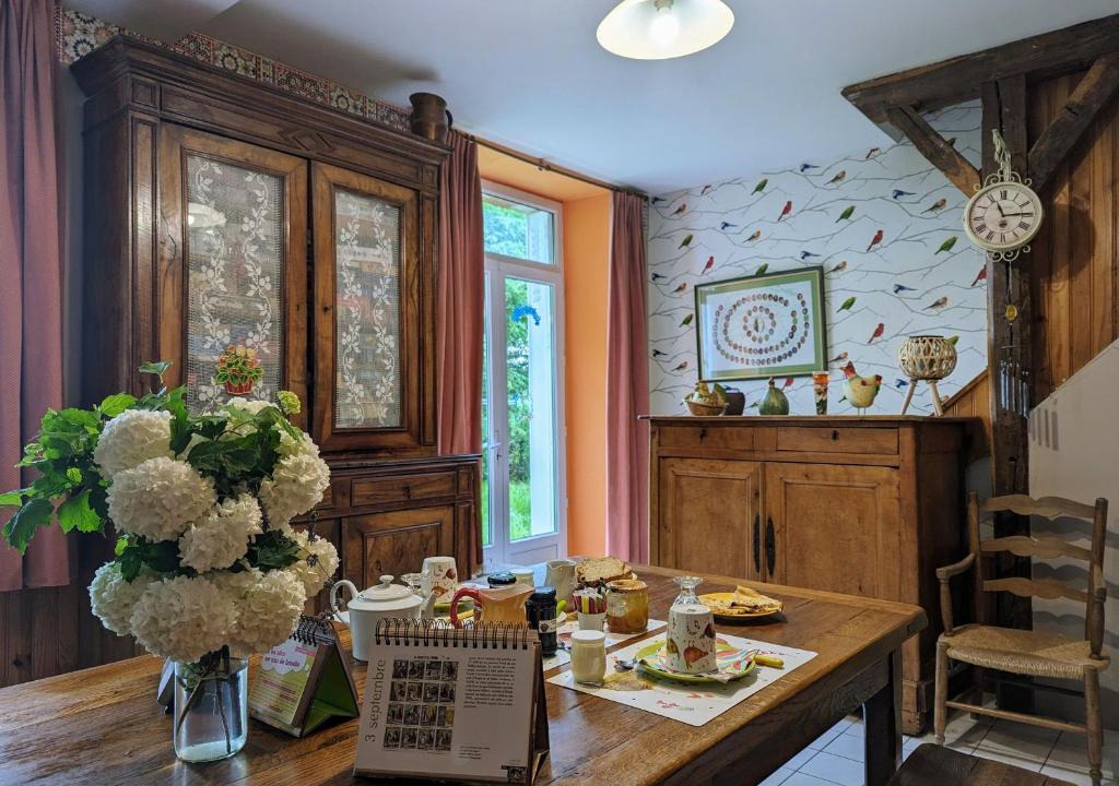 Pellevoisin Bed & Breakfast | Chambre Glycine avec salon de jardin et parking, proche châteaux de la Loire - FR-1-591-506