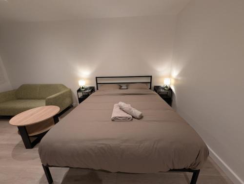 Ronchin Apartment | Chambre King, Salle de Bain Privative, Tok-Tok