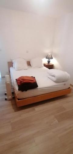 Saint-Corneille House | Chambre parquet flottant chez l'habitant