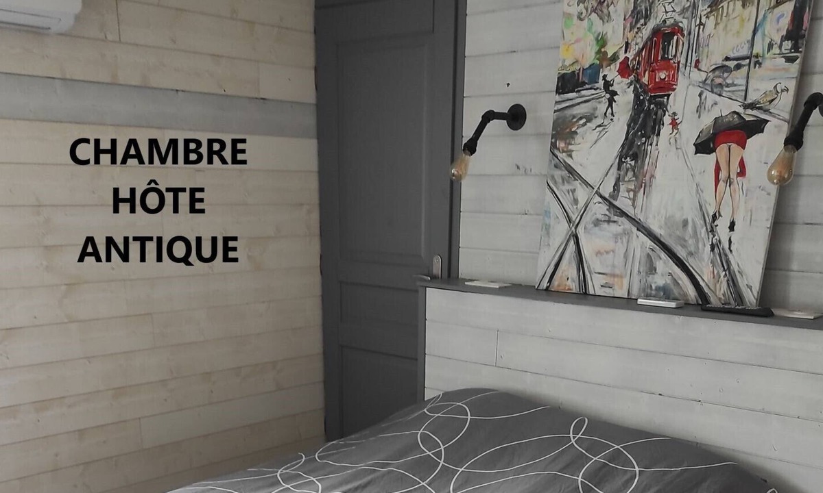 Le Mayet-de-Montagne Bed & Breakfast | CHARACTER GUEST ROOM "L'HÔTE ANTIQUE"
