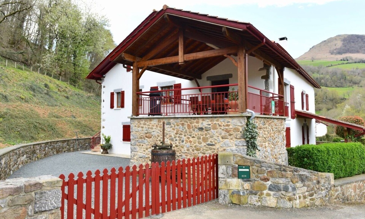 Saint-Etienne-de-Baigorry House | Charming Gîte with Mountain View, Wi-Fi & Air Conditioning in Saint-Étienne de Baïgorry