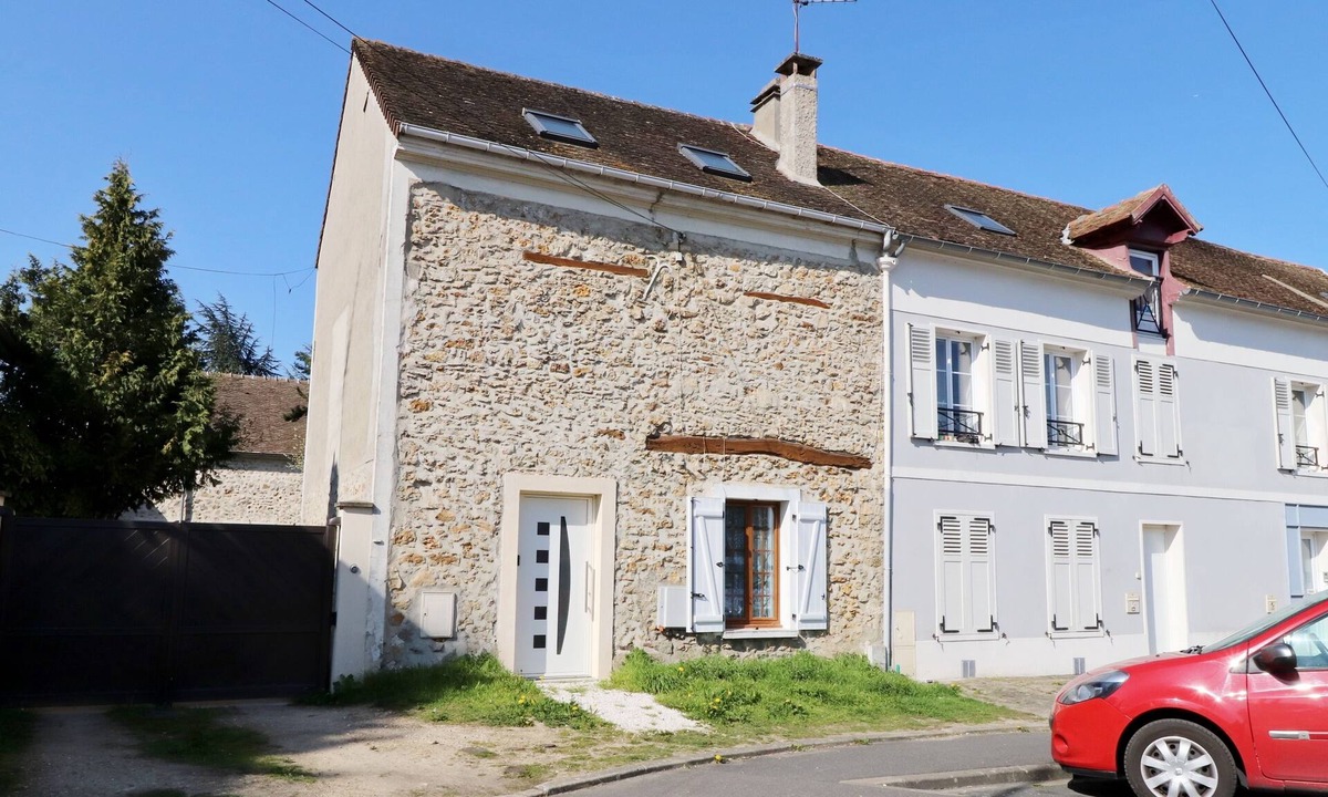Mennecy House | Charmande house with small private garden