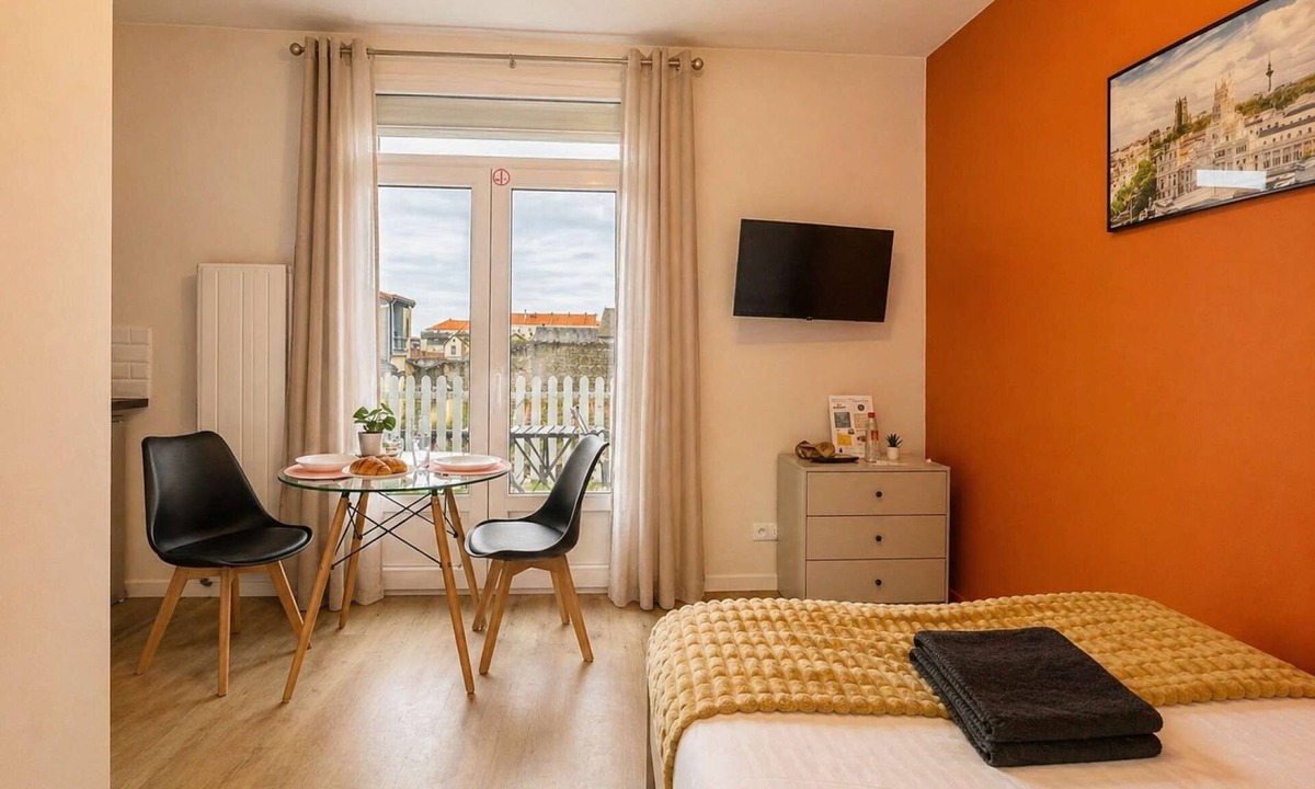 Chatellerault Apartment | Charmant studio terrasse en centre-ville