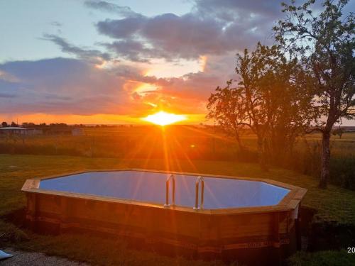 Saint-Lactencin House | Charmante Longère avec Terrasse et Piscine Chauffée, proche châteaux et zoo, en pleine nature - FR-1-591-240