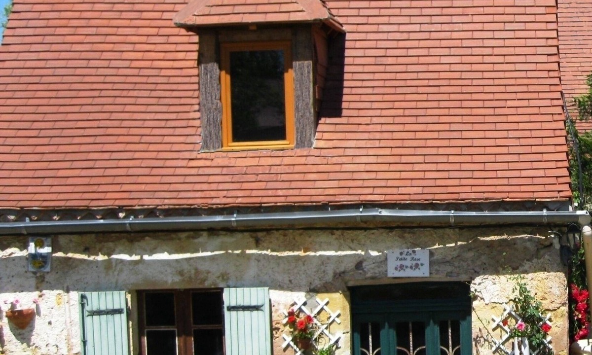 Hautefort Cottage | Charming 18c stone Perigordian farm cottage: wifi, pool, gardens, valley view