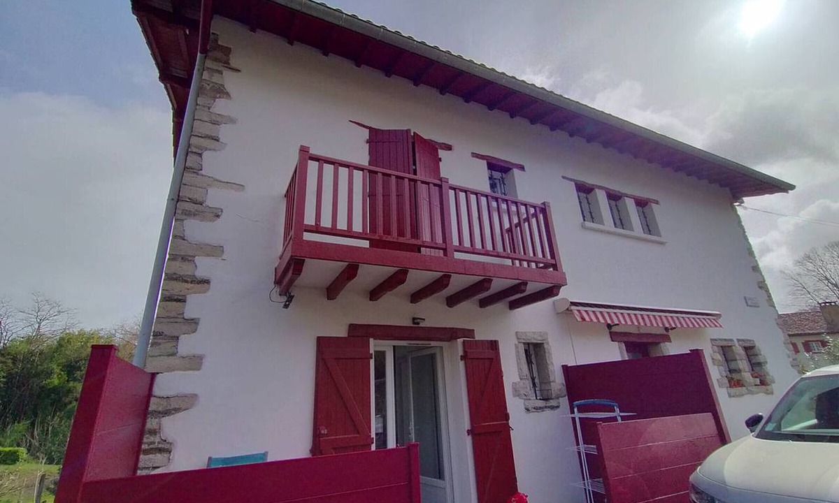 Larressore Apartment | Charming 2-Bedroom Apartment in Larressore with Terrace, Fully Equipped Kitchen, and WiFi