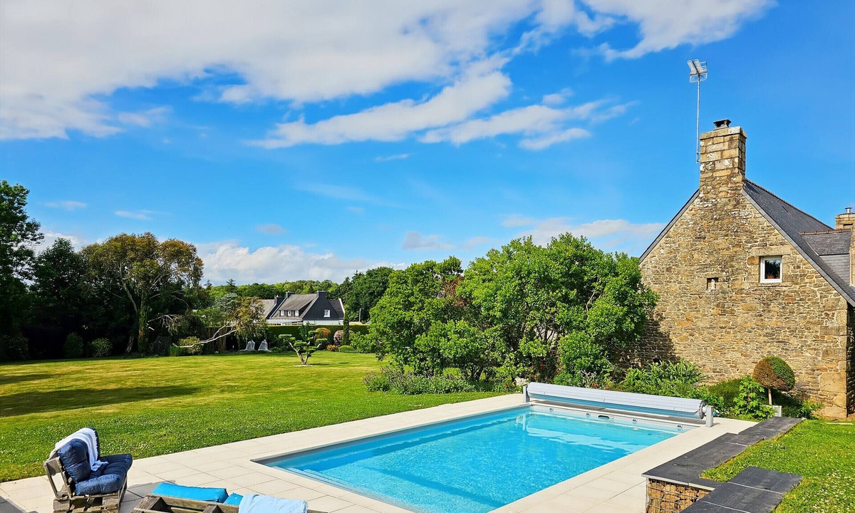 Kervignac House | Charming 3-Bed Stone Cottage with Pool & Garden near Beaches