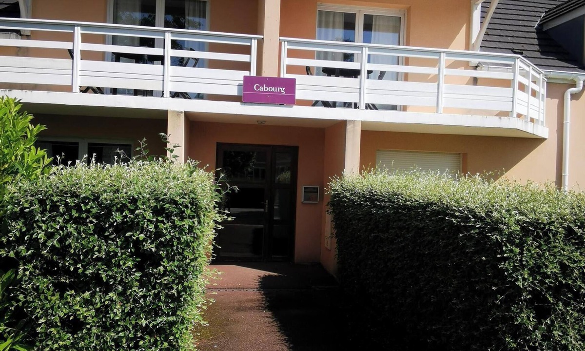 Boulleville Apartment | Charming apartment with swimming pool