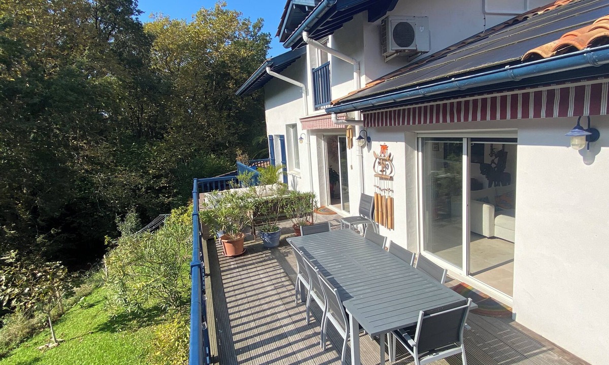 Saint-Jean-de-Luz Villa | Charming Basque villa (270m²): 4 bedrooms in a green setting 10' from the beaches