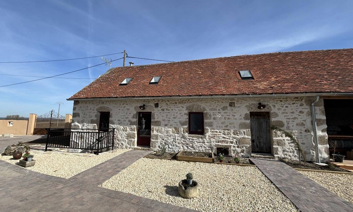 Montaigu-le-Blin Cottage | Charming chalet with spa and wood stove, near activities