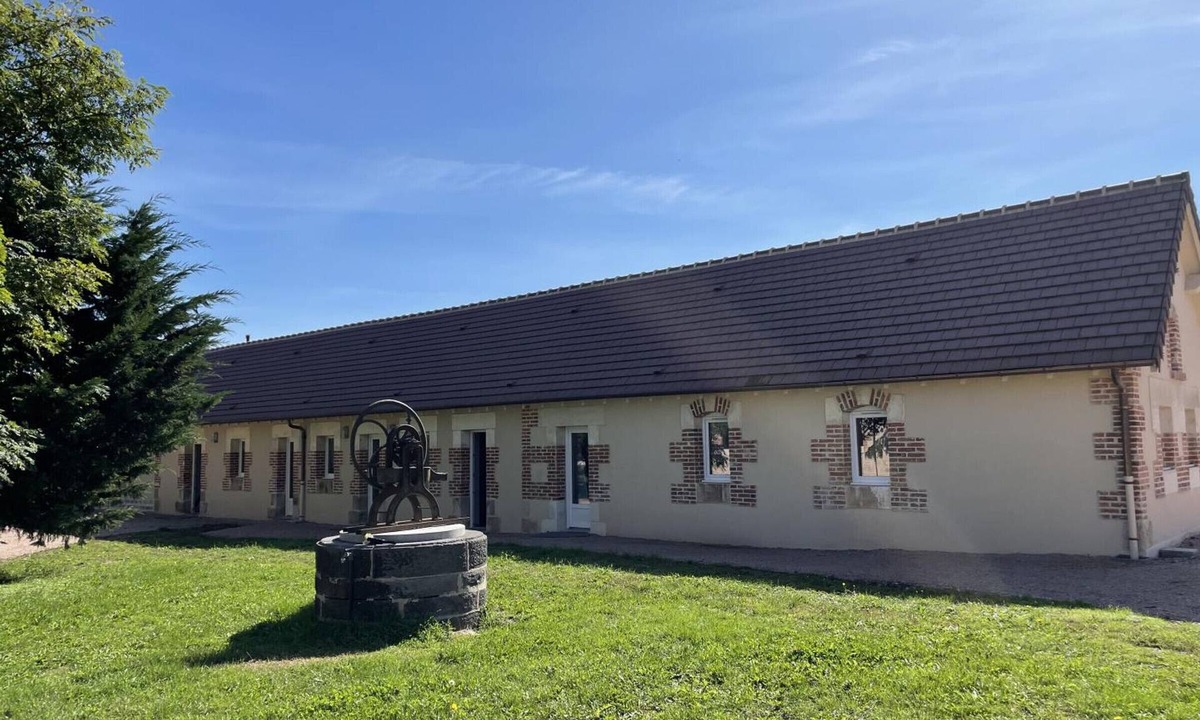 Thiel-sur-Acolin Cottage | Charming cottage in Thiel-sur-Acolin with garden and air conditioning