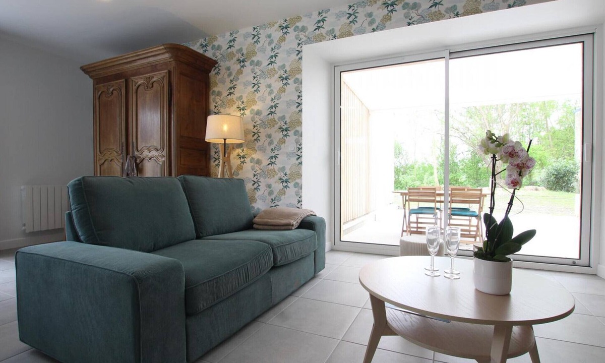 Saint-Lo-d'Ourville Cottage | Charming cottage in Portbail, shared garden and private terrace
